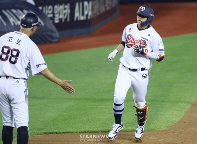 2026 신한 SOL KBO리그 두산 베어스 대 SSG 랜더스 경기가 8일 서울 잠실야구장에서 열렸다. 두산 박준순이 5회말 무사에서 SSG 노경은을 상대로 좌월 1점 홈런을 날리고 홈인하고 있다. /사진=김진경 대기자