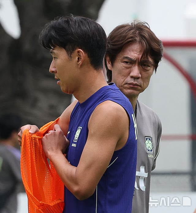 손흥민(왼쪽)과 홍명보 감독. /사진=뉴시스