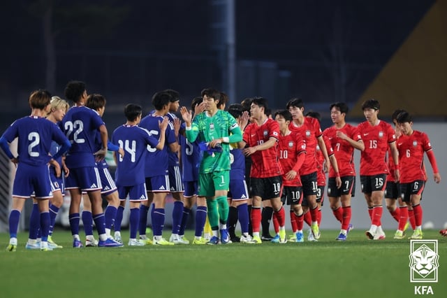 지난 3월 일본과의 연습경기를 마친 뒤 인사를 하고 있는 23세 이하(U23) 대표팀. /사진=대한축구협회 제공