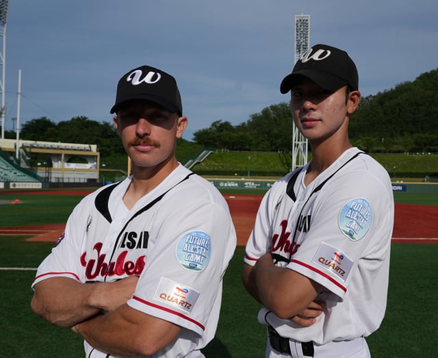 Hall and Noh Kang-min wearing the special uniform. /Photo= Ulsan Whales