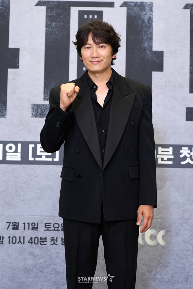 배우 지성이 10일 온라인으로 진행된 TBC 토일드라마 '아파트' 제작발표회에서 포즈를 취하고 있다. /사진제공=JTBC 2026.07.10 /사진=이동훈 photoguy@