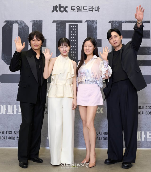 배우 지성, 하윤경, 문소리, 박병은이 10일 온라인으로 진행된 TBC 토일드라마 '아파트' 제작발표회에서 포즈를 취하고 있다. /사진제공=JTBC 2026.07.10 /사진=이동훈 photoguy@