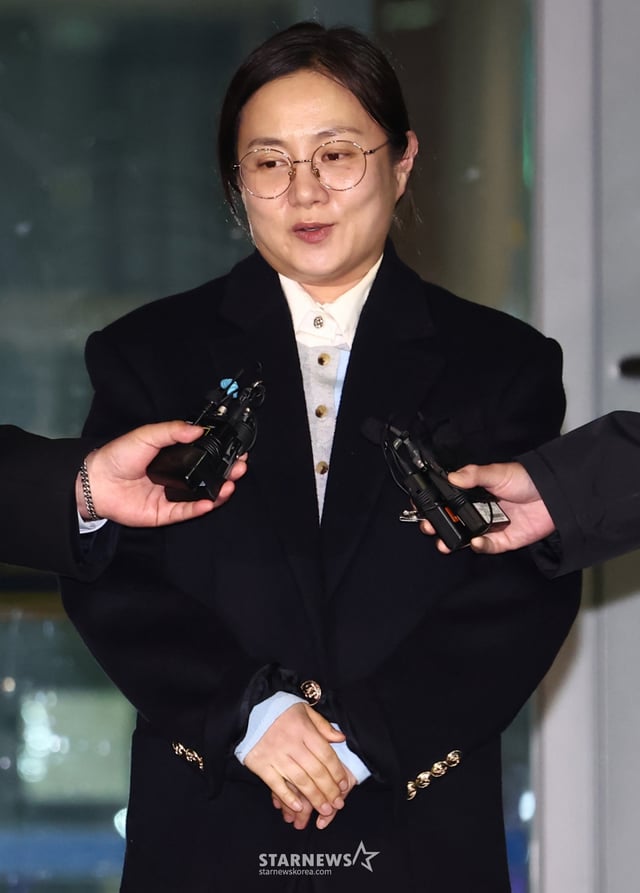 (서울=뉴스1) 김민지 기자 = 전직 매니저들에게 갑질을 했다는 등의 의혹에 휩싸인 개그우먼 박나래가 20일 밤 서울 강남경찰서에서 피고발인 조사를 마치고 나오며 취재진 질의에 답변하고 있다. 2026.2.20/뉴스1 Copyright © 뉴스1. All rights reserved. 무단 전재 및 재배포, AI학습 이용 금지. /사진=(서울=뉴스1) 김민지 기자
