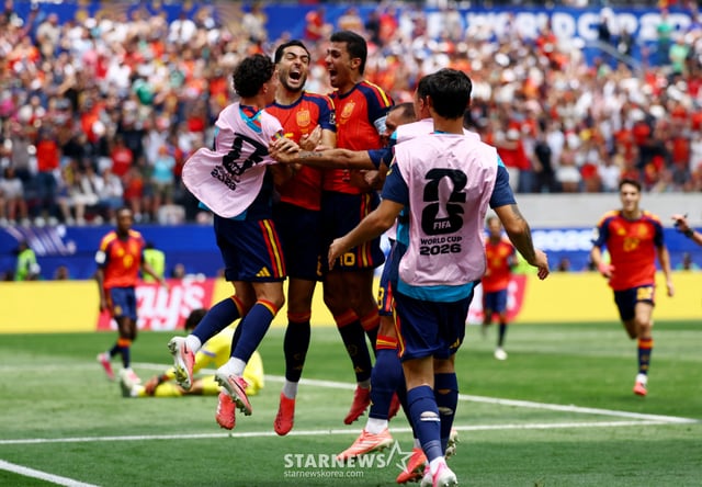 스페인 축구 국가대표팀 선수들이 11일 미국 LA 스타디움에서 열린 2026 FIFA 북중미 월드컵 8강전 벨기에전에서 후반 막판 미켈 메리노의 추가골이 나온 뒤 기뻐하고 있다. /로이터=뉴스1