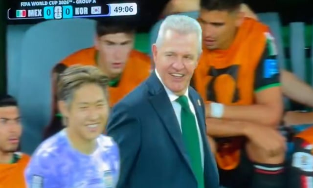 지난달 2026 FIFA 북중미 월드컵 조별리그 A조 2차전 도중 하비에르 아기레 감독과 이강인이 잠깐 대화를 나눈 뒤 환하게 웃고 있다. /사진=중계화면 캡처