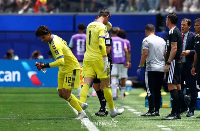 벨기에 축구 국가대표팀 골키퍼 티보 쿠르투아가 11일 미국 LA 스타디움에서 열린 2026 FIFA 북중미 월드컵 8강 스페인전에서 부상으로 교체되면서 눈물을 흘리고 있다. /로이터=뉴스1