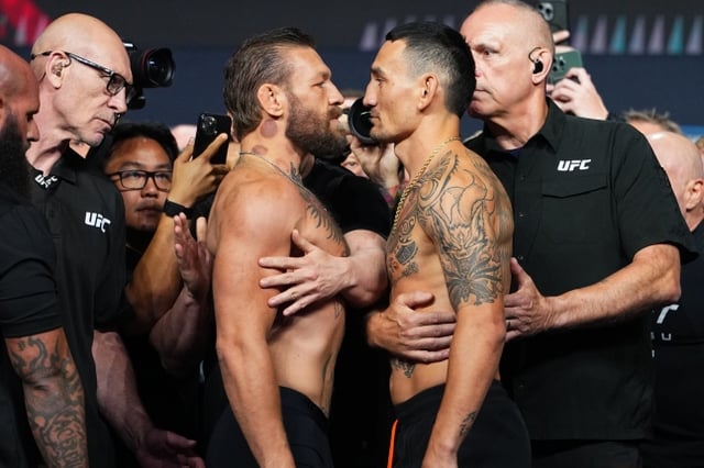 코너 맥그리거(왼쪽에서4번째)가 11일 UFC 329 메인 이벤트 웰터급 매치를 앞두고 계체를 마친 뒤 맥스 할로웨이와 페이스오프를 하고 있다. /사진=UFC 제공