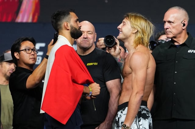 브누아 생드니(왼쪽에서 3번째)가 11일 UFC 329 대결을 앞두고 계체를 마친 뒤 패디 핌블렛과 페이스오프를 하고 있다. /사진=UFC 제공