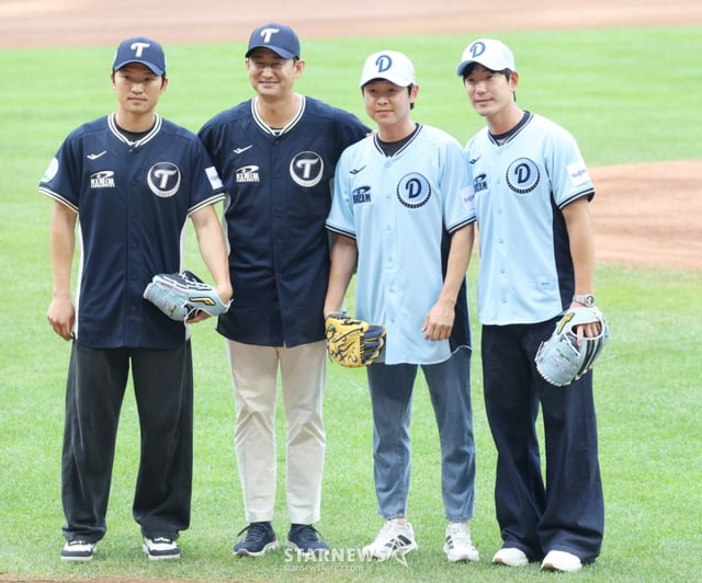 2026 KBO 퓨처스리그 올스타전이 10일 서울 잠실야구장에서 열렸다. LG, 두산 레전드 박용택과 김재호가 시구를 한 후 시포자 박해민, 정수빈과 기념촬영을 하고 있다. /사진=김진경 kim.jinkyung@