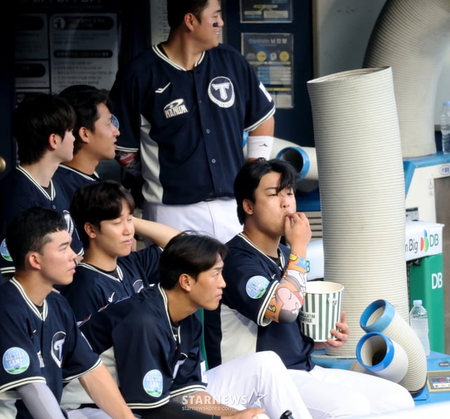 나눔올스타 강백호가 11일 잠실구장에서 열리는 '2026 SOL KBO리그 올스타전에서  팝콘을 먹으로  그라운드를 응시하고 있다.  2026.07.11. /사진=강영조 cameratalks@