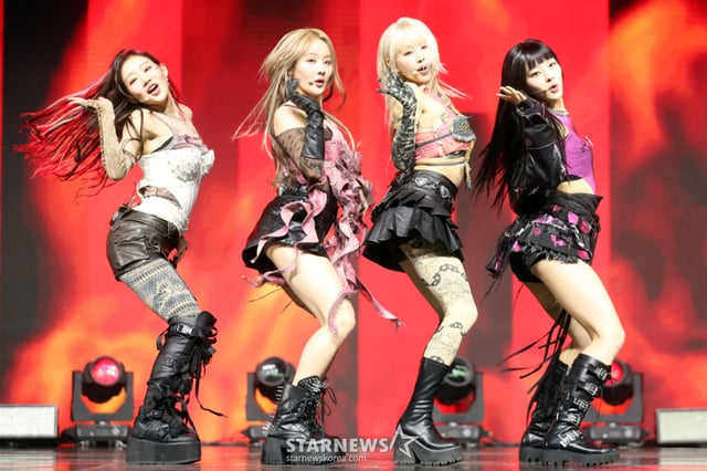 그룹 키스오브라이프 (KISS OF LIFE) 쥴리, 나띠, 벨, 하늘이 3일 오후 서울 광진구 예스24 라이브홀에서 첫 싱글 앨범 '미다스 터치(Midas Touch)' 발매 기념 쇼케이스를 멋진 무대를 선보이고 있다. 2024.04.03 /사진=임성균