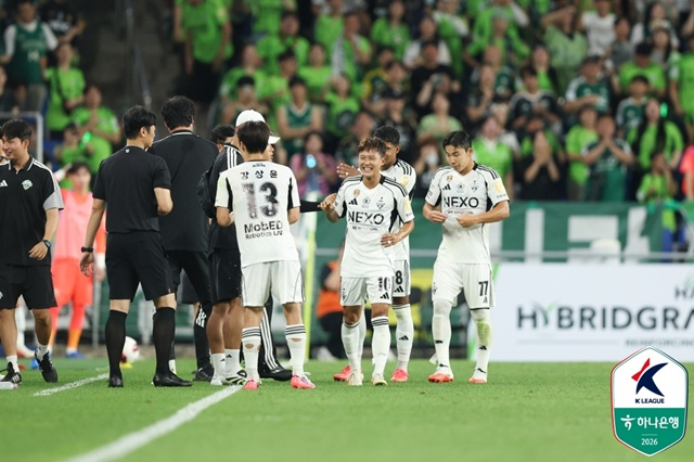 전북현대 이승우가 골을 넣고 동료들과 기뻐하고 있다. /사진=한국프로축구연맹 제공