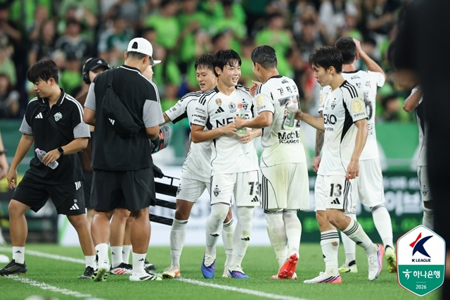 김예건의 골을 축하하는 전북현대 선수들. /사진=한국프로축구연맹 제공
