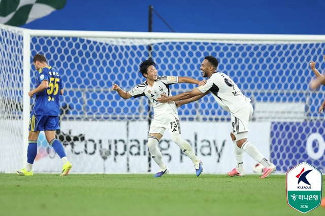 김예건(가운데)이 골을 넣고 기뻐하고 있다. /사진=한국프로축구연맹 제공