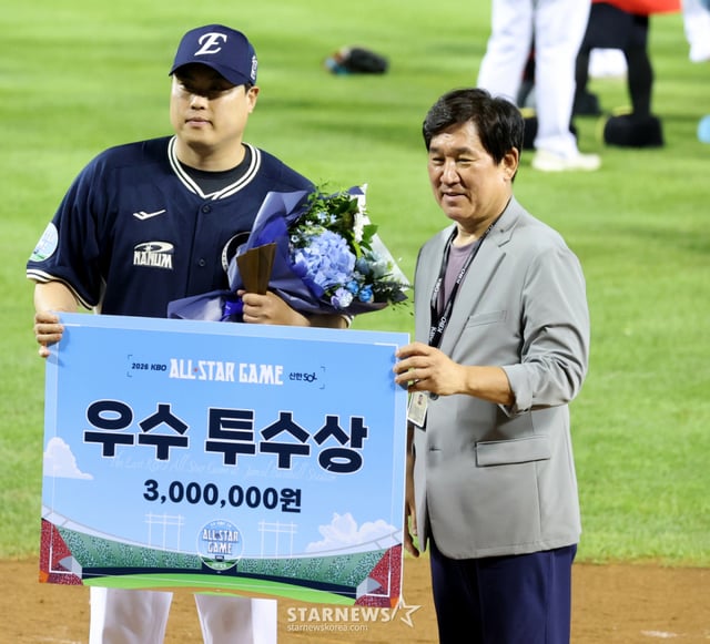 나눔올스타 류현진이 11일 잠실구장에서 열리는 '2026 SOL KBO리그 올스타전에서 승리한 후 우수투수상을 수상하고 있다. .. 2026.07.11. 나눔올스타 류현진이 11일 잠실구장에서 열리는 '2026 SOL KBO리그 올스타전에서 승리한 후 우수투수상을 수상하고 있다. .. 2026.07.11. /사진=강영조 cameratalks@
