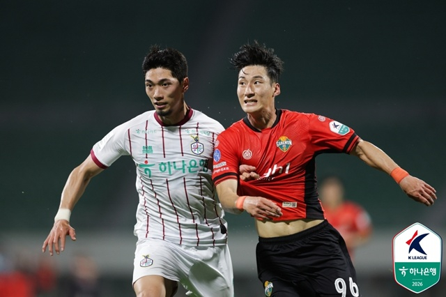 강원FC 최병찬(오른쪽)이 볼 경합을 벌이고 있다. /사진=한국프로축구연맹 제공
