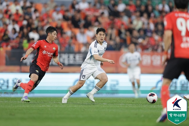강원FC(주황색 유니폼)의 수비 상황. /사진=한국프로축구연맹 제공
