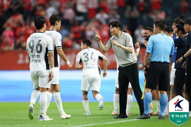 선수들에게 작전을 지시하는 정경호 강원FC 감독(오른쪽). /사진=한국프로축구연맹 제공