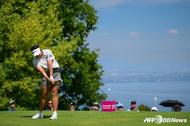 유해란이 11일 프랑스 에비앙레뱅의 에비앙 리조트 골프 클럽(파71)에서 열린 시즌 네 번째 메이저 대회 아문디 에비앙 챔피언십(총상금 910만달러) 대회 3라운드에서 아이언 티샷을 날리고 있다. /AFPBBNews=뉴스1