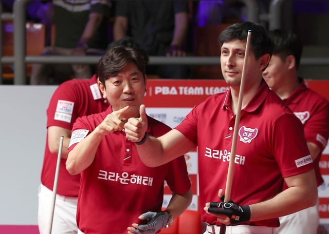 크라운해태 김재근(왼쪽)과 다비드 마르티네스. /사진=PBA 투어 제공