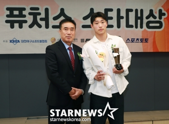 하석주(왼쪽) 대한축구협회(KFA) 부회장과 손정범이 지난 2024년 25일 서울 중구 한국프레스센터 기자회견장에서 열린 '2024 퓨처스 스타대상'에서 기념 촬영을 하고 있다. /사진=이동훈 기자