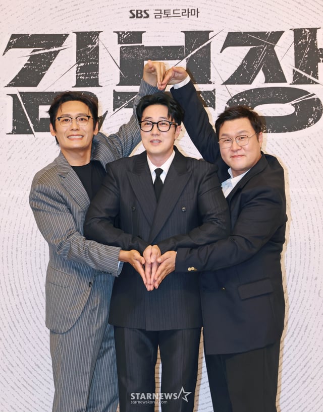 배우 최대훈, 소지섭, 윤경호가 6월 25일 오후 서울 양천구 목동 SBS에서 진행된 금토드라마 ‘김부장’ 제작발표회에 참석해 포즈를 취하고 있다.  세상에서 가장 평범한 아빠가 하나뿐인 딸을 되찾기 위해 싸우는 복수 액션 드라마 '김부장'은 오는 26일 첫 방송된다. /2026.06.25 /사진=이동훈 photoguy@