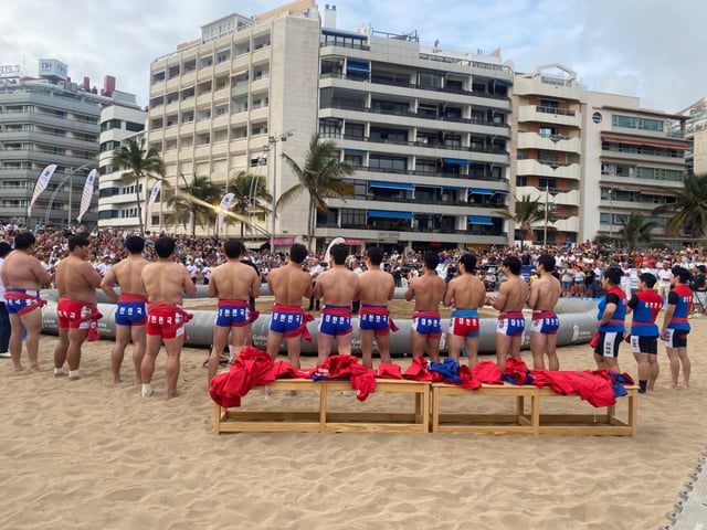 On the 11th, at a friendly exchange match between ssireum and Lucha Canaria held on Las Canteras Beach in Las Palmas, Spain, spectators filled the venue as ssireum demonstration team athletes were introduced. /Photo=Korea Ssireum Association