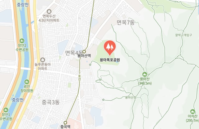 용마폭포는 용마산역에서 걸어서 10여분 거리다