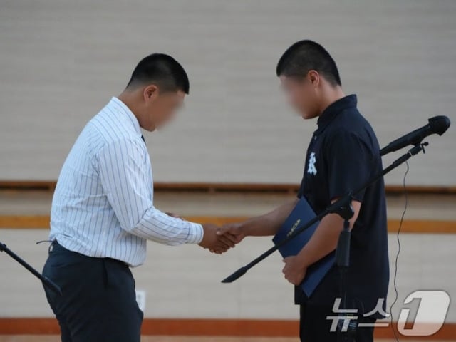 배재고 야구부원들이 광주일고 야구부원들에게 자필 사과문을 전달하고 있다. /사진=뉴스1