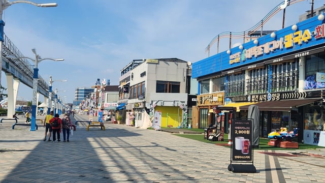 월미문화의 거리에는 각종 횟집과 카페 들이 즐비해 서해안의 먹거리를 즐길 수 있다