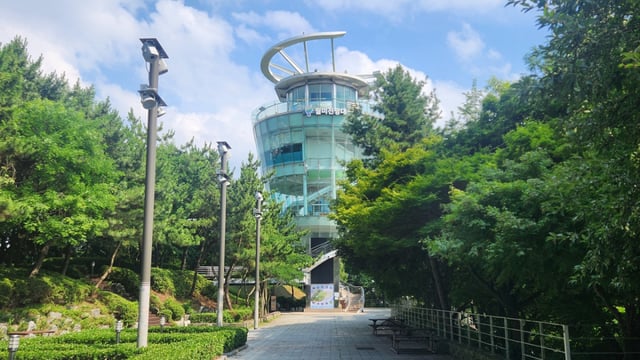 월미공원 전망대. 인천앞바다는 물론 인천대교, 영종도, 제물포항 항만시설 등을 탁트인 시야로 조망해볼 수 있다