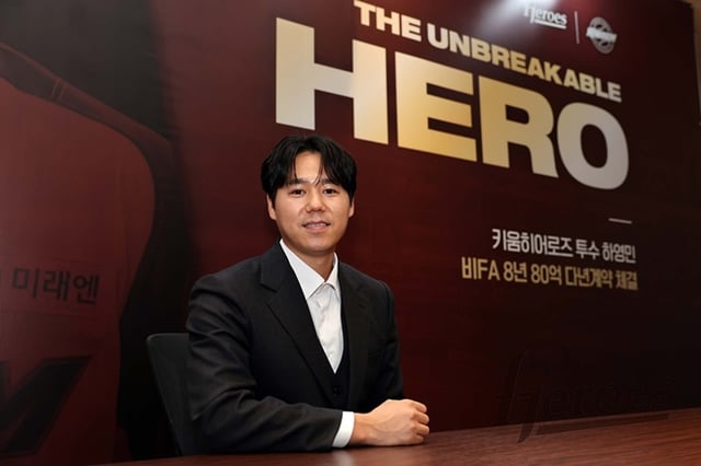 13일 오전 계약식을 마친 뒤 기념 촬영을 하는 하영민. /사진=키움 히어로즈