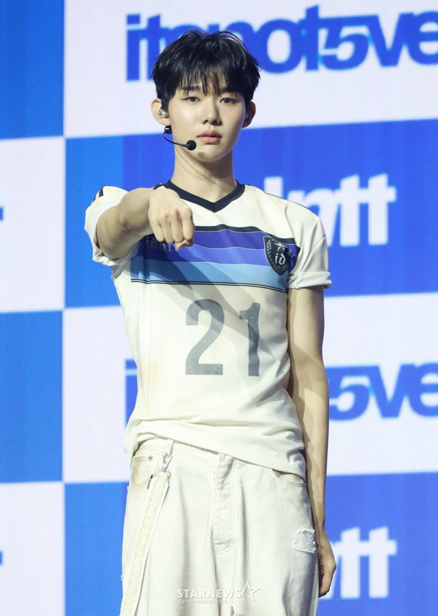 그룹 아이덴티티(idntt) id21 김은성이 13일 오후 서울 용산구 블루스퀘어에서 진행된 세번째 미니앨범 'itsnotover'(잇츠낫오버) 발매기념 쇼케이스에서 포즈를 취하고 있다. /2026.07.13 /사진=이동훈 photoguy@
