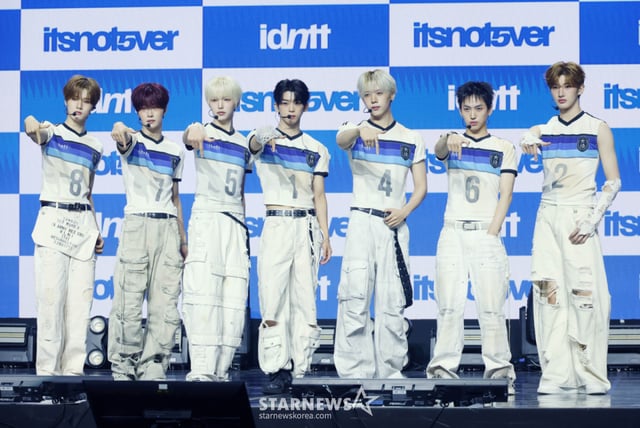 그룹 아이덴티티(idntt) 유닛 unevermet이 13일 오후 서울 용산구 블루스퀘어에서 진행된 세번째 미니앨범 'itsnotover'(잇츠낫오버) 발매기념 쇼케이스에서 포즈를 취하고 있다. /2026.07.13 /사진=이동훈 photoguy@