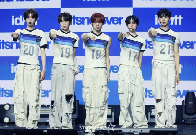 그룹 아이덴티티(idntt) 유닛 itsnotover가 13일 오후 서울 용산구 블루스퀘어에서 진행된 세번째 미니앨범 'itsnotover'(잇츠낫오버) 발매기념 쇼케이스에서 포즈를 취하고 있다. /2026.07.13 /사진=이동훈 photoguy@