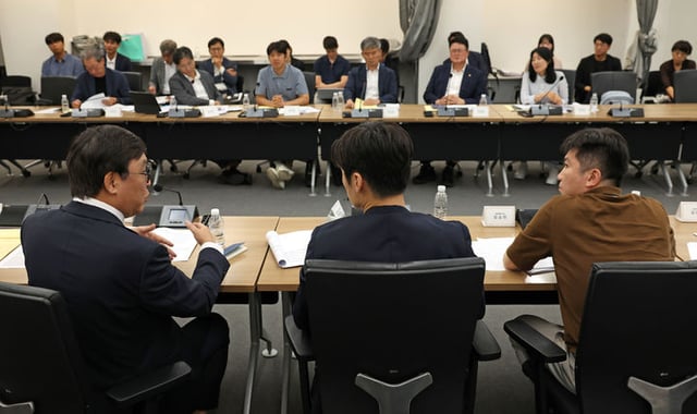 (왼쪽부터) 최휘영 문화체육관광부 장관, 박지성 K-축구혁신위원회 위원장, 유승민 대한체육회장. /사진=문화체육관광부 제공