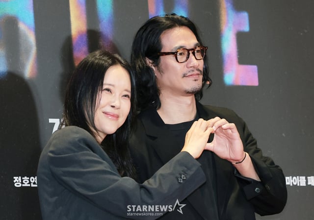 (서울=뉴스1) 권현진 기자 = 가수 백지영과 배우 정석원 부부가 13일 오후 서울 강남구 메가박스 코엑스에서 열린 영화 '호프(HOPE)’(감독 나홍진) VIP시사회에 참석해 포즈를 취하고 있다. '호프'는 비무장지대에 위치한 호포항 출장소장 범석(황정민 분)이 동네 청년들로부터 호랑이가 출현했다는 소식을 듣고, 마을 전체가 비상에 걸린 가운데 믿기 어려운 현실과 마주하며 벌어지는 이야기를 그린 작품이다. 2026.7.13/뉴스1 Copyright © 뉴스1. All rights reserved. 무단 전재 및 재배포, AI학습 이용 금지. /사진=(서울=뉴스1) 권현진 기자