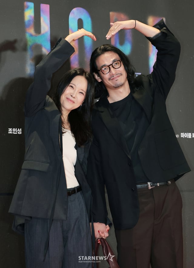 (서울=뉴스1) 권현진 기자 = 가수 백지영과 배우 정석원 부부가 13일 오후 서울 강남구 메가박스 코엑스에서 열린 영화 '호프(HOPE)’(감독 나홍진) VIP시사회에 참석해 포즈를 취하고 있다. '호프'는 비무장지대에 위치한 호포항 출장소장 범석(황정민 분)이 동네 청년들로부터 호랑이가 출현했다는 소식을 듣고, 마을 전체가 비상에 걸린 가운데 믿기 어려운 현실과 마주하며 벌어지는 이야기를 그린 작품이다. 2026.7.13/뉴스1 Copyright © 뉴스1. All rights reserved. 무단 전재 및 재배포, AI학습 이용 금지. /사진=(서울=뉴스1) 권현진 기자