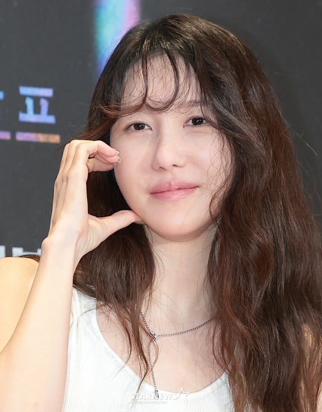 (Seúl=NEWS1) Reportero Kwon Hyun-jin = La actriz Lee Ji-ah asistió la tarde del día 13 al VIP de la película 'HOPE' (dirigida por Na Hong-jin), que se celebró en Megabox COEX, distrito de Gangnam, Seúl. 'HOPE' es una obra que narra la historia de un director de oficina de Pohang ubicado en la Zona Desmilitarizada llamado Beom-seok (interpretado por Hwang Jung-min), quien, al enterarse de los jóvenes del barrio de la aparición de un tigre, se enfrenta a una realidad difícil de creer mientras todo el pueblo entra en estado de alerta. 13/7/2026/NEWS1 Copyright © NEWS1. Queda prohibida la reproducción total o parcial sin autorización y su uso para entrenamiento de IA. /foto=(Seúl=NEWS1) Reportero Kwon Hyun-jin