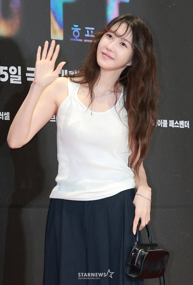 (Seúl=NEWS1) Reportero Kwon Hyun-jin = La actriz Lee Ji-ah asistió la tarde del día 13 al VIP de la película 'HOPE' (dirigida por Na Hong-jin), que se celebró en Megabox COEX, distrito de Gangnam, Seúl. 'HOPE' es una obra que narra la historia de un director de oficina de Pohang ubicado en la Zona Desmilitarizada llamado Beom-seok (interpretado por Hwang Jung-min), quien, al enterarse de los jóvenes del barrio de la aparición de un tigre, se enfrenta a una realidad difícil de creer mientras todo el pueblo entra en estado de alerta. 13/7/2026/NEWS1 Copyright © NEWS1. Queda prohibida la reproducción total o parcial sin autorización y su uso para entrenamiento de IA. /Foto=(Seúl=NEWS1) Reportero Kwon Hyun-jin