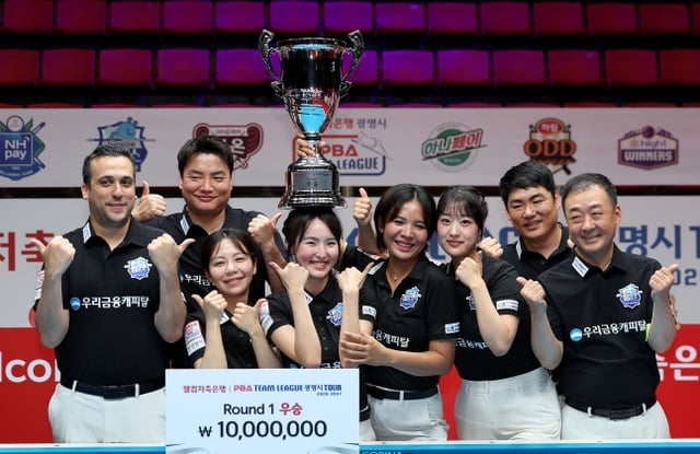 우리금융캐피탈 선수들이 13일 경기도 광명시 광명시민체육관에서 열린 '웰컴저축은행 PBA 팀리그 광명시 투어 2026-2027' 대회 최종일 여자복식에서 승리 후 우승을 차지한 뒤 세리머니를 하고 있다. /사진=PBA 투어 제공