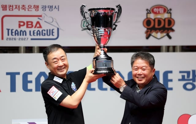 우리금융캐피탈 주장 엄상필(왼쪽)이 13일 경기도 광명시 광명시민체육관에서 열린 '웰컴저축은행 PBA 팀리그 광명시 투어 2026-2027' 대회 우승을 차지한 뒤 유상기 광명시체육회 회장과 함께 트로피를 들어올리고 있다. /사진=PBA 투어 제공
