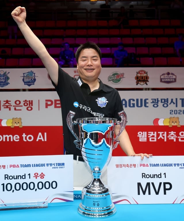 우리금융캐피탈 강민구가 13일 경기도 광명시 광명시민체육관에서 열린 '웰컴저축은행 PBA 팀리그 광명시 투어 2026-2027' 대회 최종일 MVP를 수상하고 포즈를 취하고 있다. /사진=PBA 투어 제공
