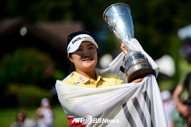 12일(한국시간) 프랑스 에비앙레뱅의 에비앙 리조트 골프클럽(파71)에서 열린 미국여자프로골프(LPGA) 투어 아문디 에비앙 챔피언십 우승을 차지한 유해란. /AFPBBNews=뉴스1