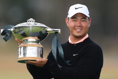 김주형이 12일 제네시스 스코티시 오픈에서 우승을 차지한 뒤 트로피를 들어올리고 있다. /사진=PGA 투어 홈페이지 갈무리