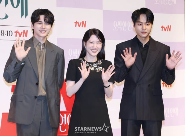 배우 옹성우, 박은빈, 양세종이 14일 오후 서울 강남구 엘리에나 호텔에서 진행된 tvN 토일드라마 오싹한연애 제작발표회에 참석해 포즈를 취하고 있다. 귀신을 보는 재벌 상속녀와 귀신을 가장 무서워하는 열혈 검사의 좌충우돌 오컬트 로맨스 '오싹한 연애'는 오는 18일 첫 방송된다. /2026.07.14 /사진=이동훈 photoguy@