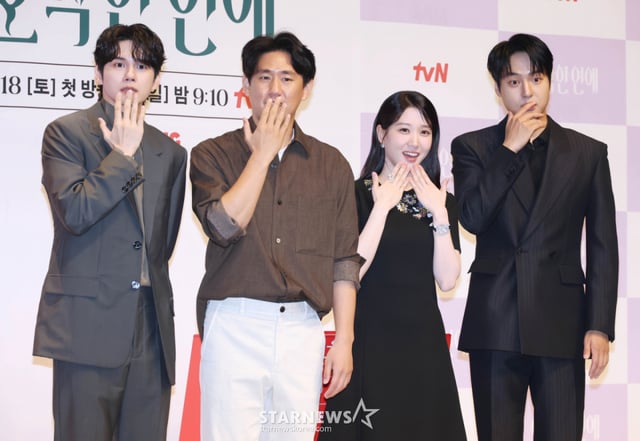 배우 옹성우, 이민수 감독, 배우 박은빈, 양세종이 14일 오후 서울 강남구 엘리에나 호텔에서 진행된 tvN 토일드라마 오싹한연애 제작발표회에 참석해 포즈를 취하고 있다. 귀신을 보는 재벌 상속녀와 귀신을 가장 무서워하는 열혈 검사의 좌충우돌 오컬트 로맨스 '오싹한 연애'는 오는 18일 첫 방송된다. /2026.07.14 /사진=이동훈 photoguy@