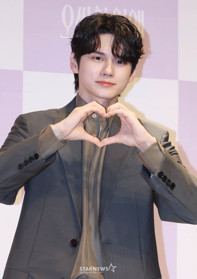 배우 옹성우가 14일 오후 서울 강남구 엘리에나 호텔에서 진행된 tvN 토일드라마 오싹한연애 제작발표회에 참석해 포즈를 취하고 있다. 귀신을 보는 재벌 상속녀와 귀신을 가장 무서워하는 열혈 검사의 좌충우돌 오컬트 로맨스 '오싹한 연애'는 오는 18일 첫 방송된다. /2026.07.14 /사진=이동훈 photoguy@
