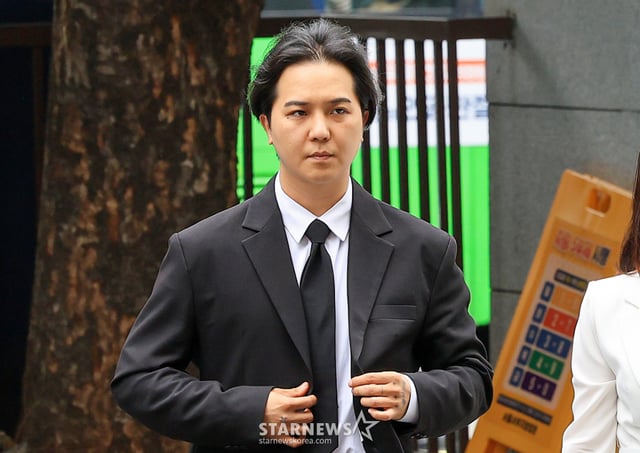 (서울=뉴스1) 이호윤 기자 = 병역법 위반 혐의로 기소된 그룹 위너 멤버 송민호가 14일 서울 마포구 서울서부지방법원에서 열린 사회복무요원 복무 당시 관리 책임자였던 A씨의 병역법 위반 혐의 세 번째 공판에 증인으로 출석하고 있다. 2026.7.14/뉴스1 Copyright © 뉴스1. All rights reserved. 무단 전재 및 재배포, AI학습 이용 금지. /사진=(서울=뉴스1) 이호윤 기자