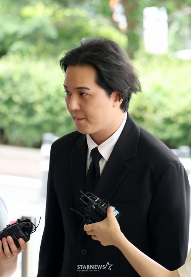 [서울=뉴시스] 김금보 기자 = 병역법 위반으로 1심에서 징역 1년 6개월을 구형 받은 그룹 '위너' 송민호가 14일 오후 서울 마포구 서울서부지방법원에서 열린 당시 복무 관리 책임자인 A씨에 대한 공판에 증인 출석을 하고 있다. 2026.07.14. kgb@newsis.com /사진=김금보